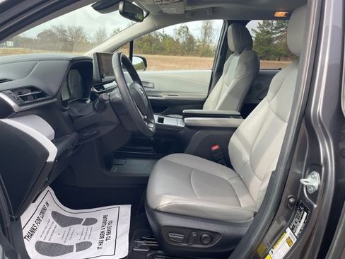 Used 2025 Toyota Sienna XLE image 10