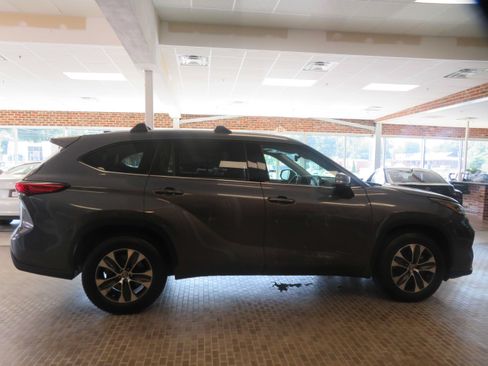 Used 2020 Toyota Highlander XLE FWD image 72