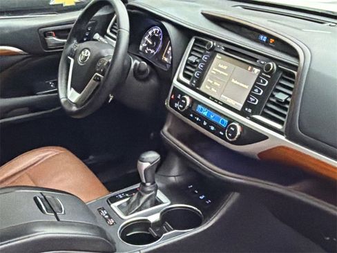 Used 2018 Toyota Highlander Limited image 11