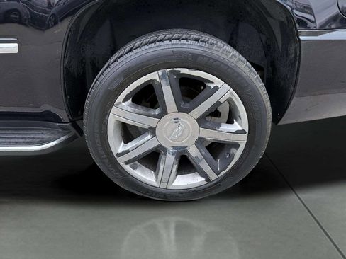 Used 2011 Cadillac Escalade Luxury image 23