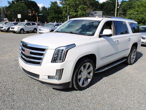 Used 2020 Cadillac Escalade ESV Premium Luxury AWD/4WD image 2