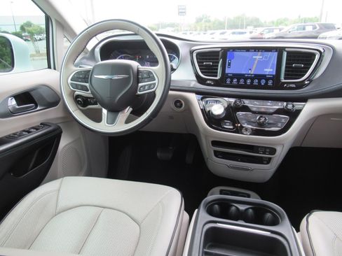 Used 2017 Chrysler Pacifica Platinum FWD image 13