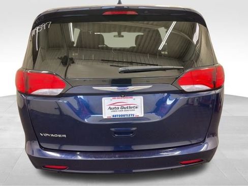 Used 2020 Chrysler Voyager LX image 5