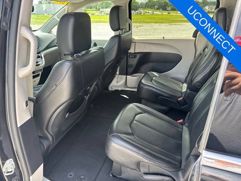Used 2024 Chrysler Pacifica Touring-L FWD image 19