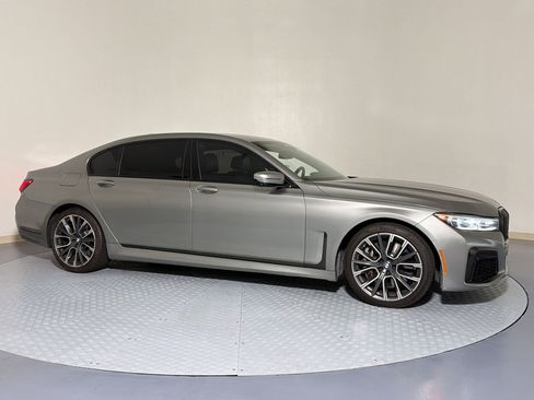 Used 2022 BMW 750i xDrive w/ Luxury Rear Seating Package AWD/4WD image 6