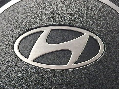 Used 2025 Hyundai Elantra SE image 30