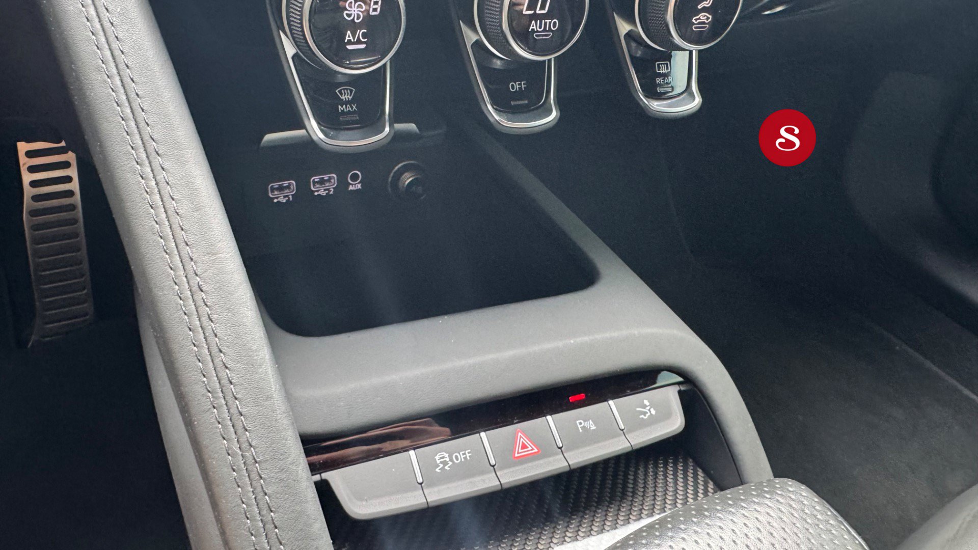 Used 2018 Audi R8 V10 w/ Premium Package RWD image 16