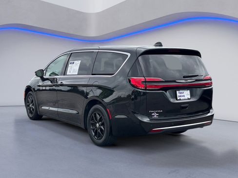 Used 2023 Chrysler Pacifica Touring-L FWD image 11