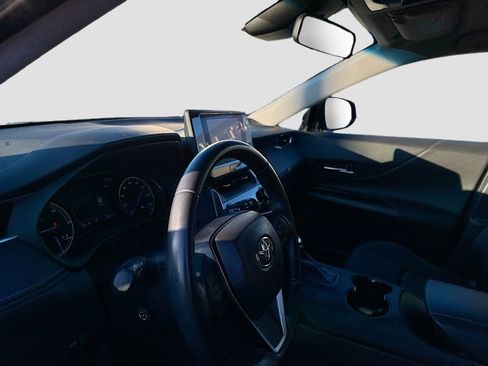 Used 2023 Toyota Venza LE image 9