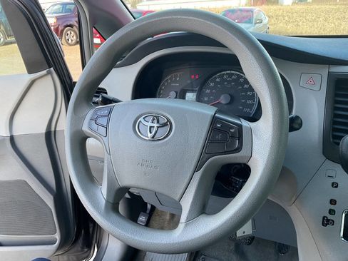 Used 2012 Toyota Sienna LE w/ Towing Pkg image 18