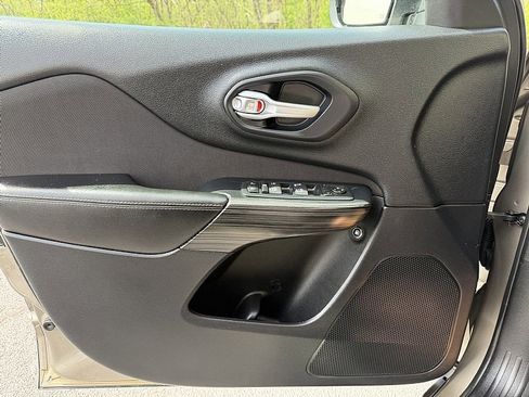 Used 2016 Jeep Cherokee Latitude w/ Cold Weather Group FWD image 22