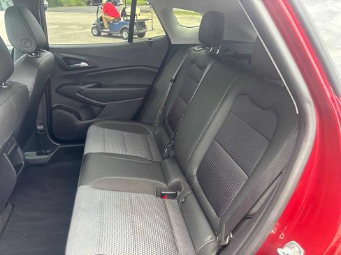 Used 2025 Chevrolet Trax LT FWD image 21