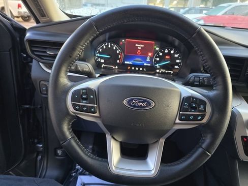 Used 2022 Ford Explorer XLT image 16