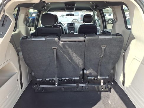 Used 2017 Dodge Grand Caravan SXT FWD image 18