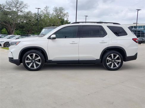 Used 2025 Honda Pilot Touring image 3