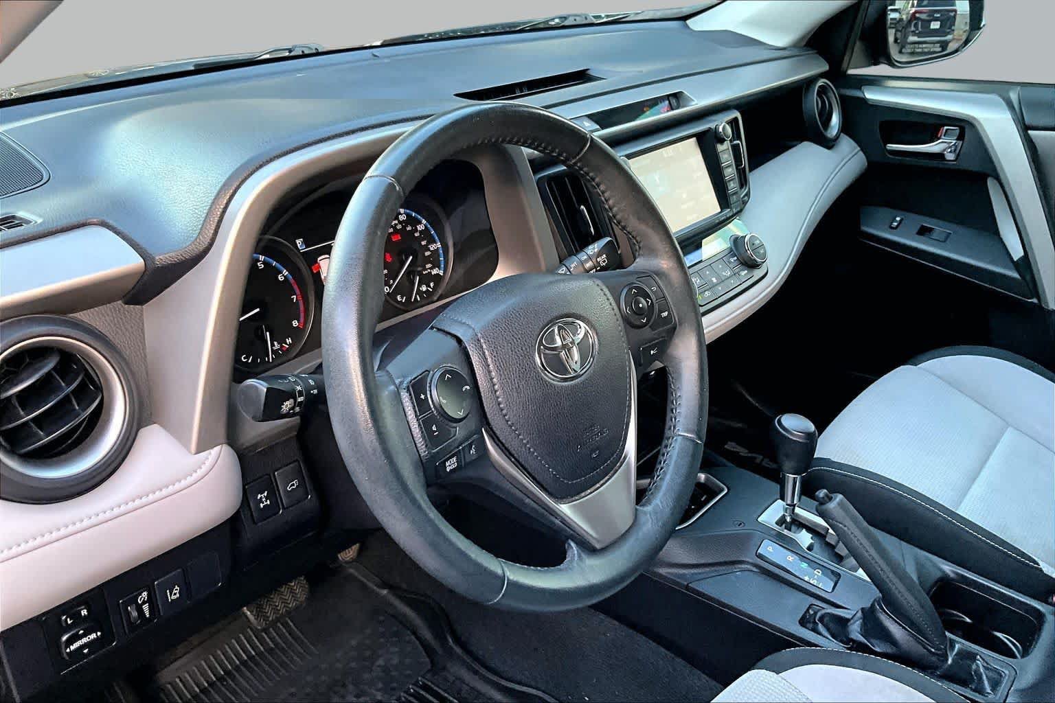 Used 2017 Toyota RAV4 XLE AWD/4WD image 18