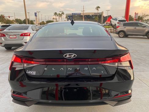 Used 2021 Hyundai Elantra SE FWD image 6