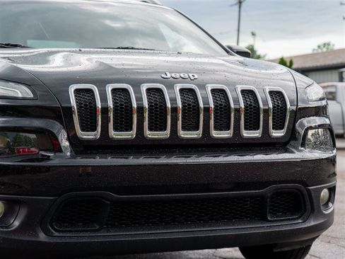 Used 2018 Jeep Cherokee Latitude Plus w/ Cold Weather Group AWD/4WD image 9