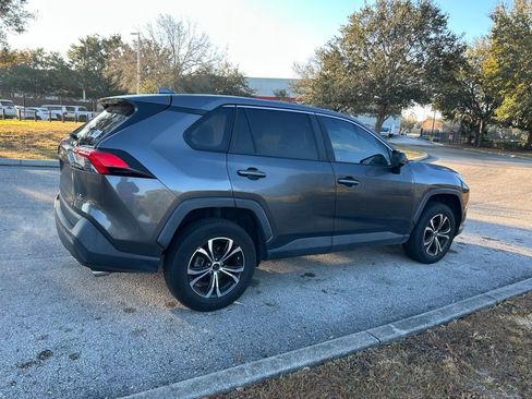 Used 2022 Toyota RAV4 LE image 5