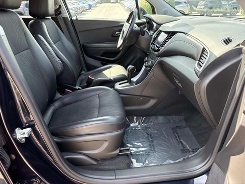 Used 2021 Chevrolet Trax LT w/ LT Convenience Package AWD/4WD image 25