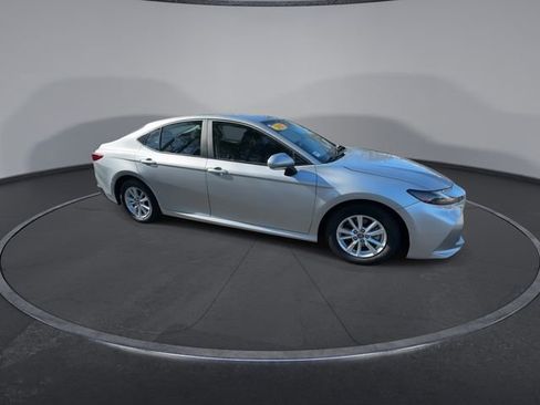 Used 2025 Toyota Camry LE image 3