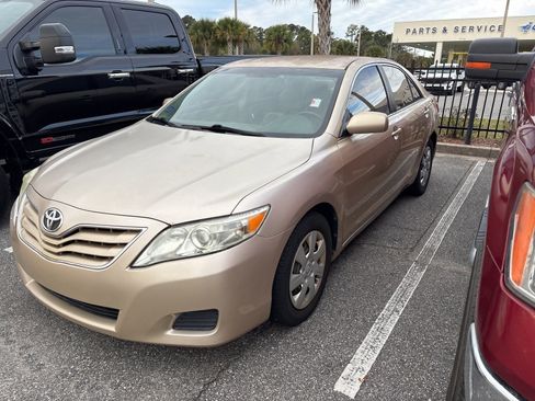 Used 2010 Toyota Camry LE image 1