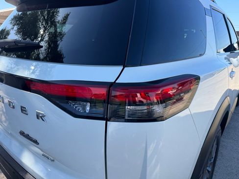 Used 2022 Nissan Pathfinder SV FWD image 11