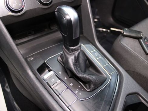 Used 2018 Volkswagen Tiguan S image 12
