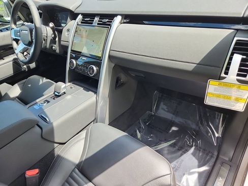 Certified 2025 Land Rover Discovery S image 29