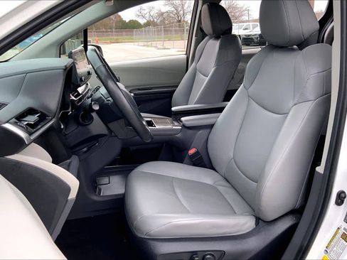 Used 2023 Toyota Sienna XLE image 7