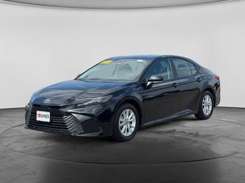 Used 2025 Toyota Camry LE FWD image 3
