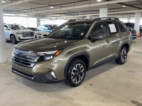 Used 2025 Subaru Forester Premium image 4