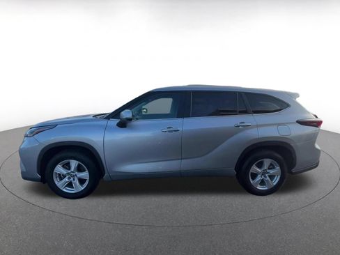 Used 2025 Toyota Highlander LE FWD image 8