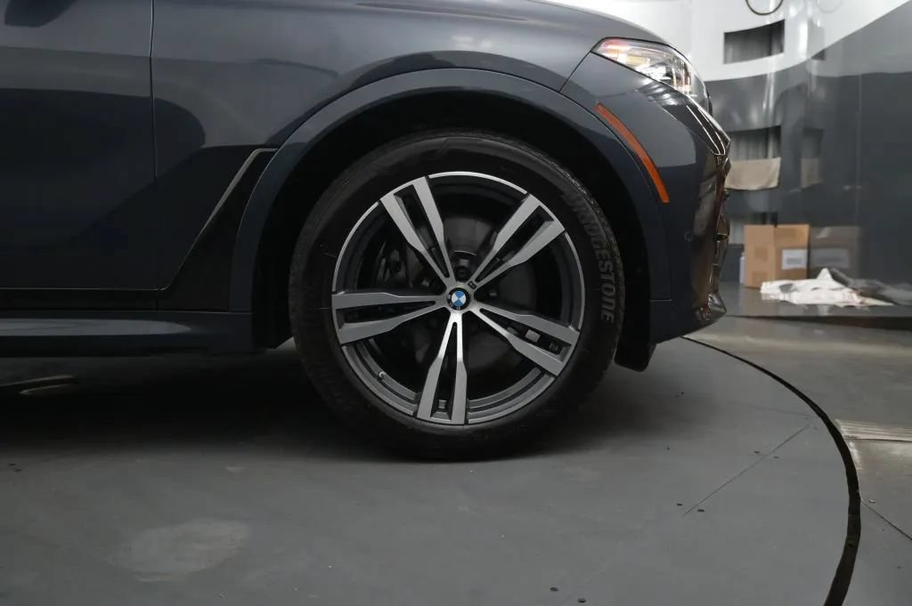 Used 2021 BMW X7 xDrive40i w/ M Sport Package AWD/4WD image 18