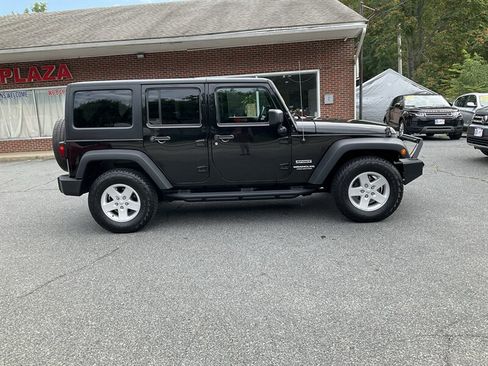 Used 2017 Jeep Wrangler Unlimited Sport w/ Quick Order Package 23S AWD/4WD image 4
