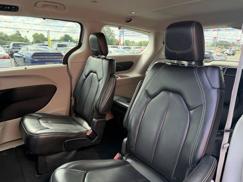Used 2023 Chrysler Pacifica Touring-L FWD image 18