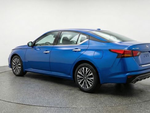 Used 2025 Nissan Altima 2.5 SV FWD image 6