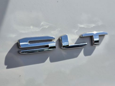 Certified 2023 GMC Acadia SLT FWD image 16