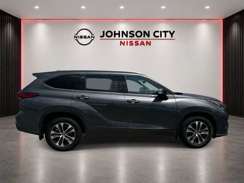 Used 2021 Toyota Highlander XLE AWD/4WD image 3