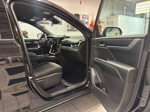 Used 2025 GMC Acadia Elevation image 28