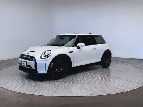 Certified 2024 MINI Cooper SE image 4