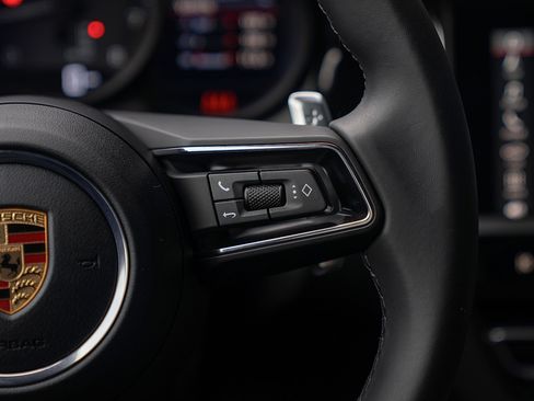 Certified 2025 Porsche Macan image 8