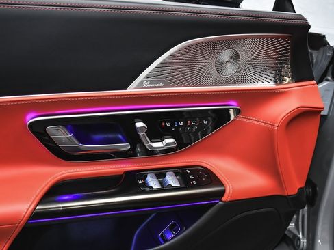 Used 2022 Mercedes-Benz SL 63 AMG 4MATIC w/ Driver Assistance Package image 12