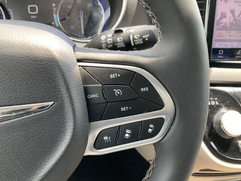 Used 2023 Chrysler Pacifica Touring-L FWD image 27