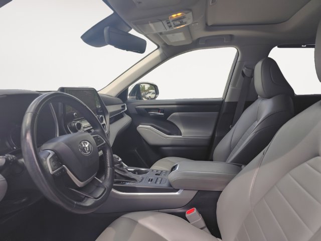 Used 2023 Toyota Highlander XLE AWD/4WD image 9