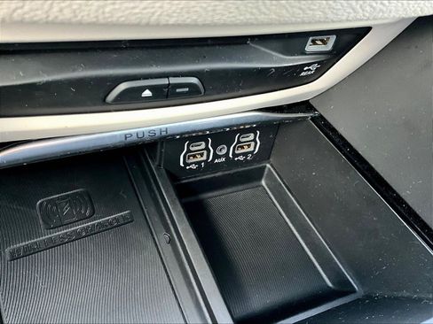 Used 2021 Chrysler Pacifica Limited w/ Uconnect Theater Family Group FWD image 14