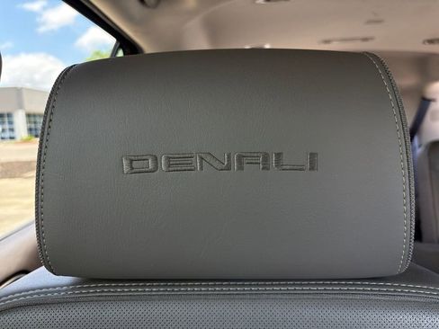 Used 2019 GMC Yukon Denali w/ Denali Ultimate Package AWD/4WD image 11