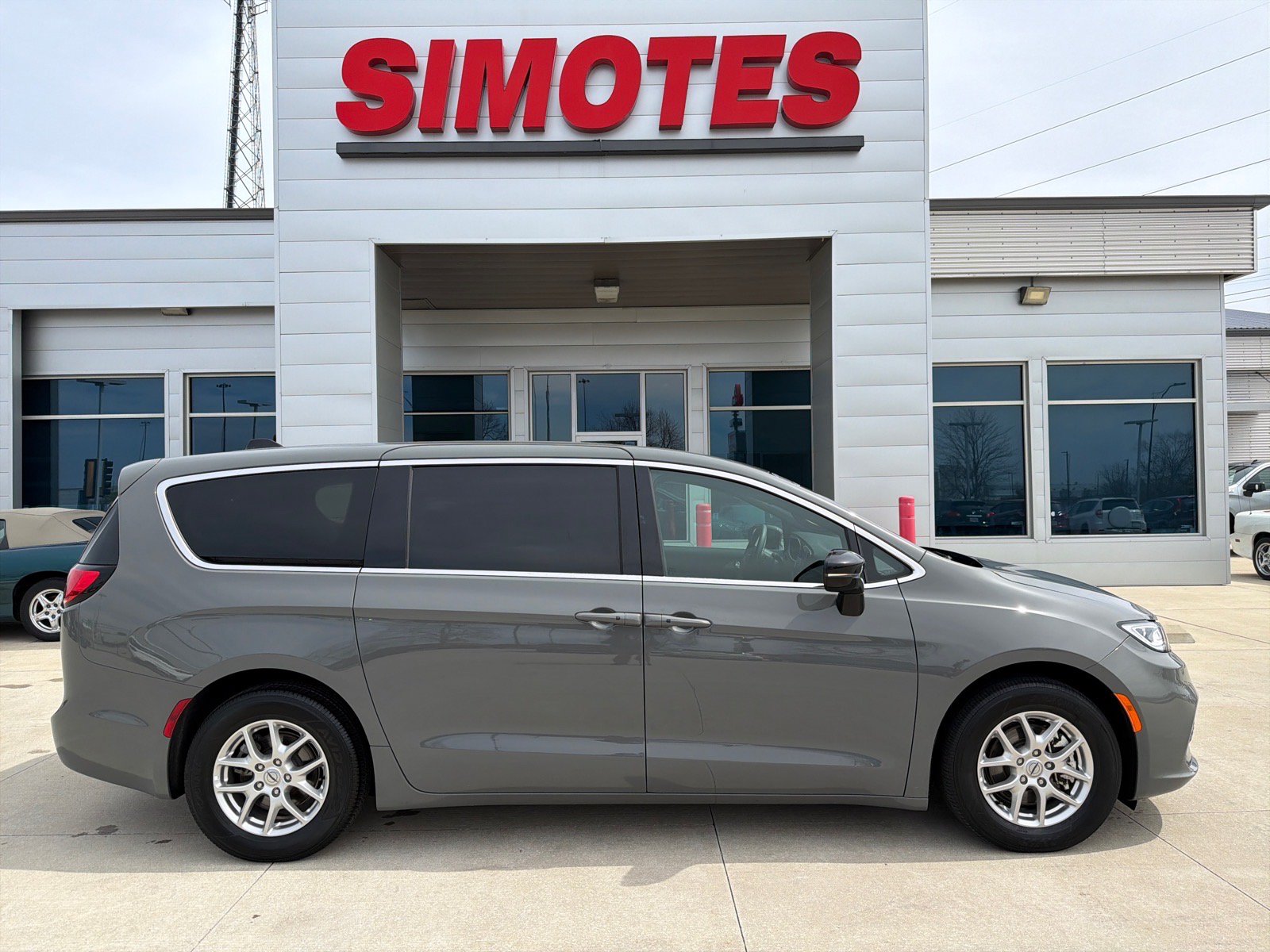 Used 2025 Chrysler Pacifica Select FWD image 1