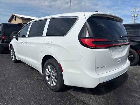 New 2027 Chrysler Pacifica Select AWD/4WD image 4
