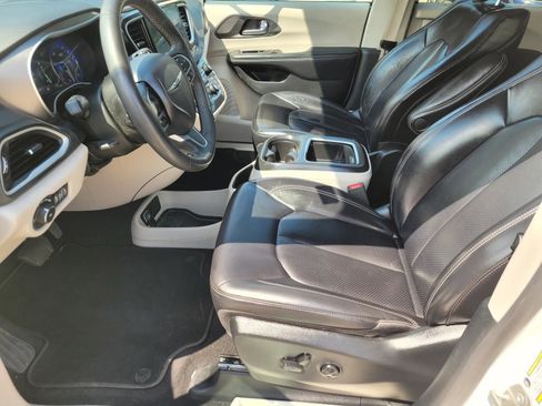 Used 2023 Chrysler Pacifica Touring-L FWD image 19